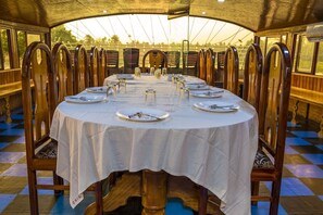 Deluxe Room  (AC timings- 0800PM-0800AM) | In-room dining - Coco HouseBoat (Ambalapuzha)