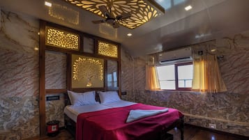 Two Bed Deluxe A/C Houseboat (AC timings- 0800PM-0800AM) | 1 ๊ฐ์ ์นจ์ค, ๊ณ ๊ธ ์นจ๊ตฌ, ๋ฌด๋ฃ WiFi, ์นจ๋ ์ํธ