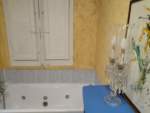 Hårføner, håndklær, såpe og sjampo