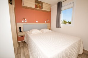 Individually decorated, blackout curtains, free cots/infant beds - M&V Resort (Langrune-sur-Mer)