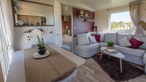 Mobile Home (Hébé_1) | Living area | 40-cm flat-screen TV with digital channels, TV - M&V Resort (Langrune-sur-Mer)