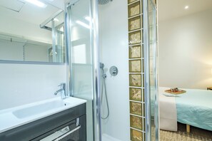 Secador de pelo y toallas