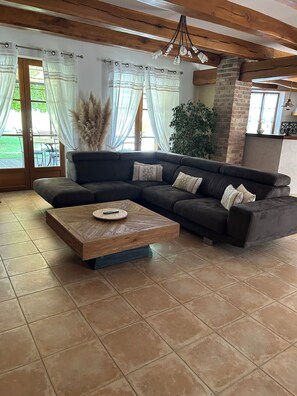 Smart TV, chimenea, reproductor de DVD y tenis de mesa 