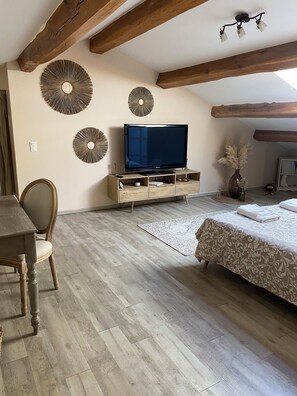 4 bedrooms, iron/ironing board, travel crib, free WiFi - Stone house with swimming pool (ST HILAIRE DE BRETHMAS)