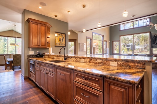 Short Walk to River Run, Private Hot Tub, Tons of Sunshine and Natural Light