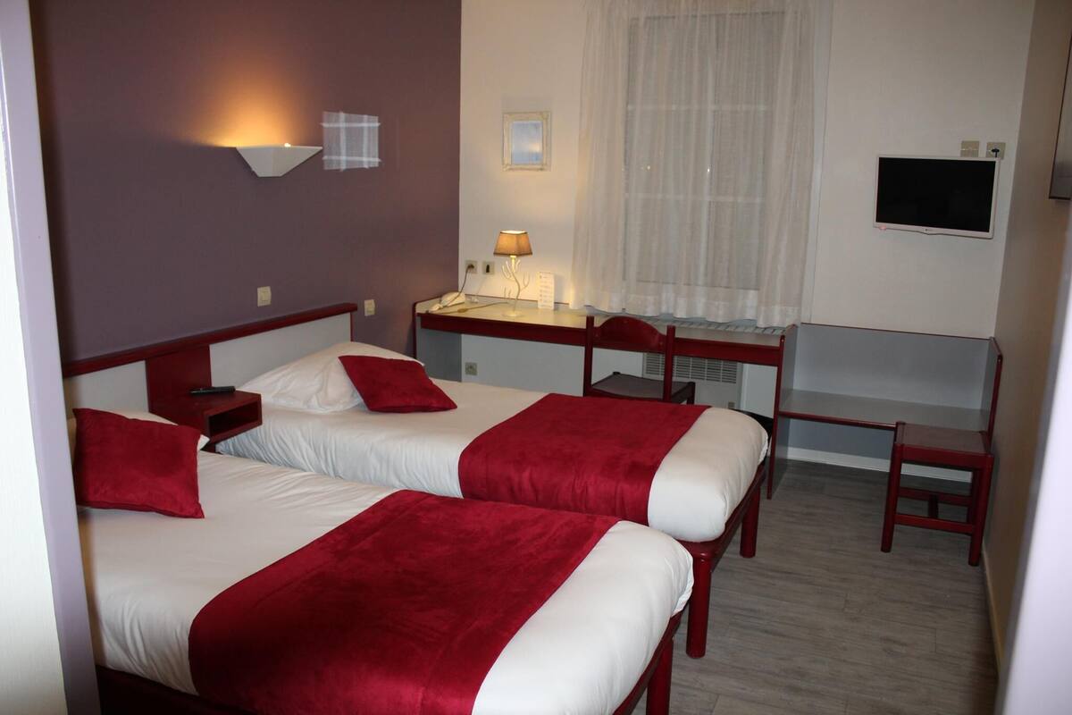 Twin Room | Desk, free WiFi, bed sheets