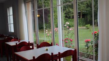 Dagelijks ontbijtbuffet (EUR 11 per persoon)