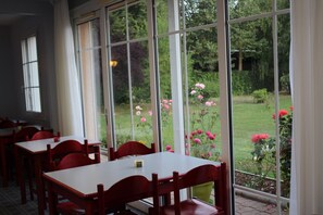 Dagelijks ontbijtbuffet (EUR 11 per persoon)