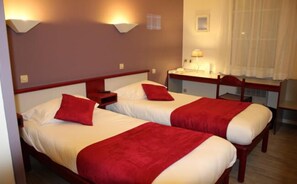 Habitación con 2 camas individuales | 1 habitación, escritorio, wifi gratis y ropa de cama 