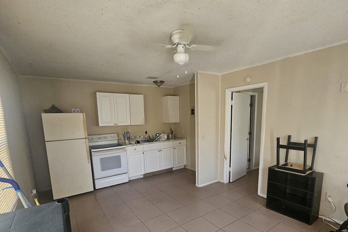 Efficiency Plus 1 Queen | 1 bedroom