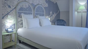 Un dormitorio con cama, mesita de noche y lámpara.