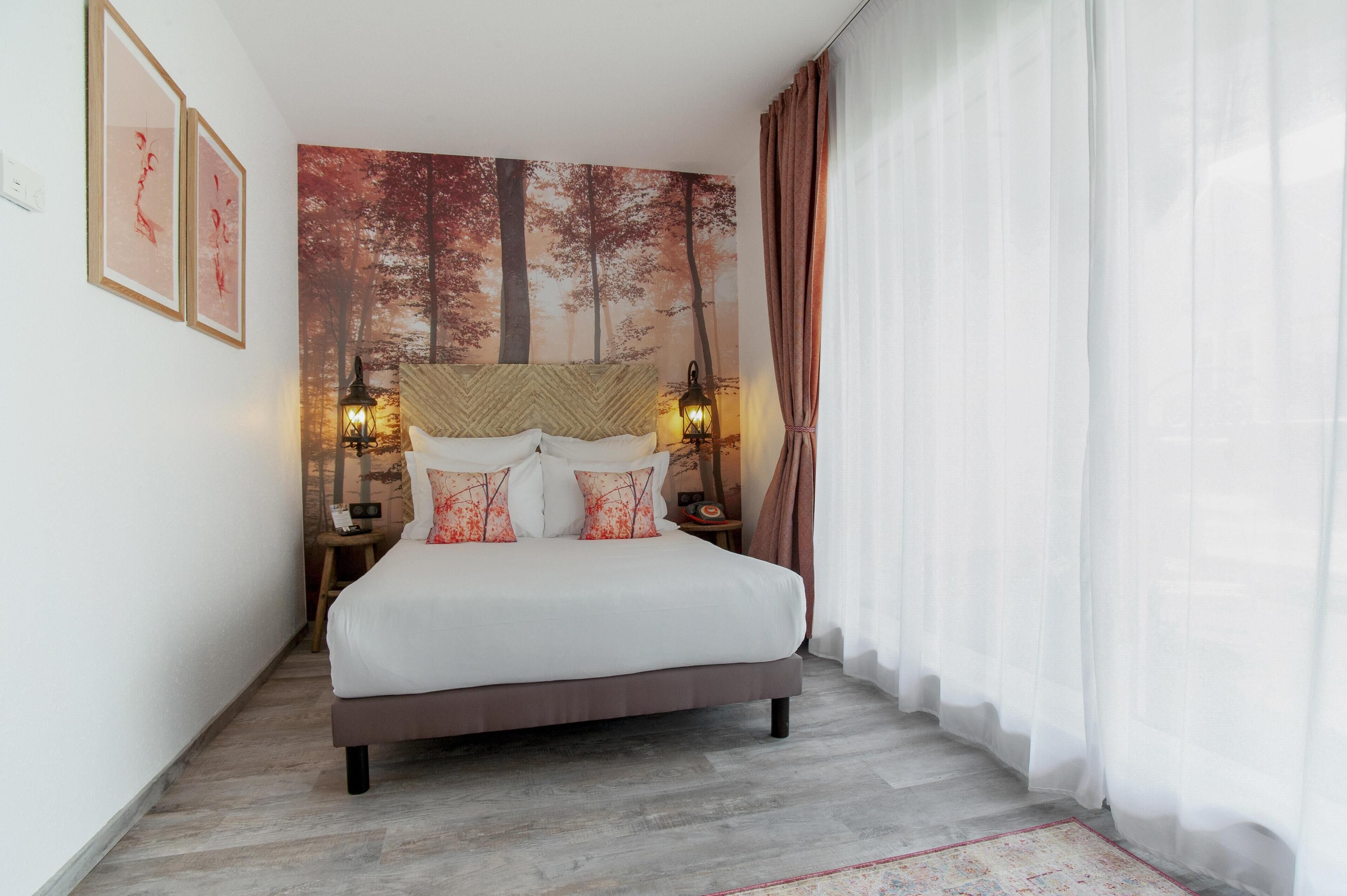 Ein Schlafzimmer mit einem Bett, zwei Nachttischen, einem Kopfteil und einem Wandteppich.