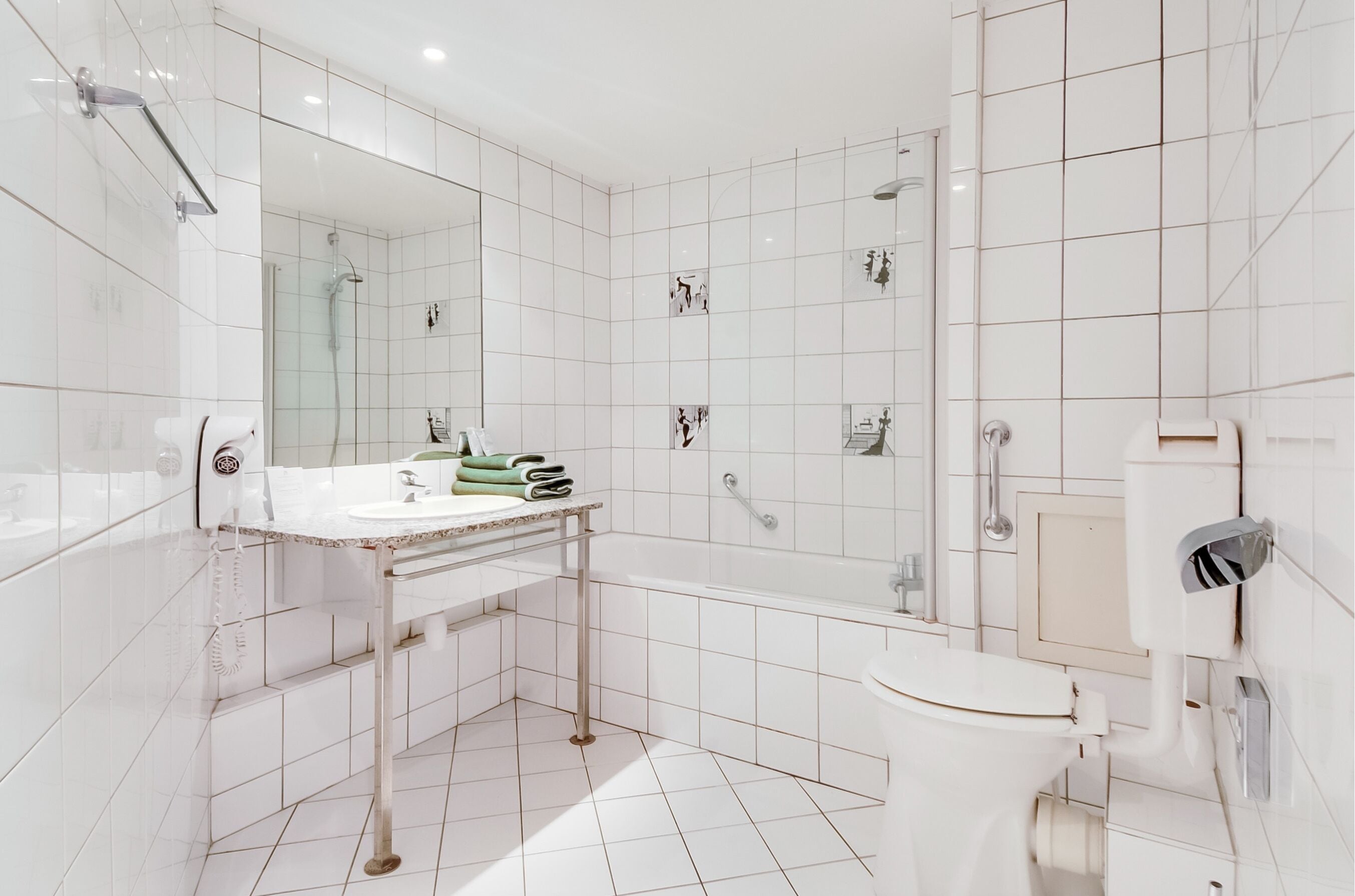 comfort twin room | bathroom | bathtub, free toiletries, hair dryer, towels