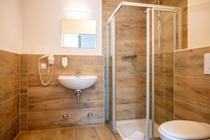 Quadruple Room | Bathroom | Shower, rainfall showerhead, hair dryer, towels