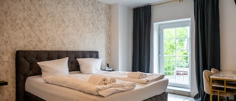 Habitación doble | Edredón, camas con efecto memoria y caja de seguridad en la habitación