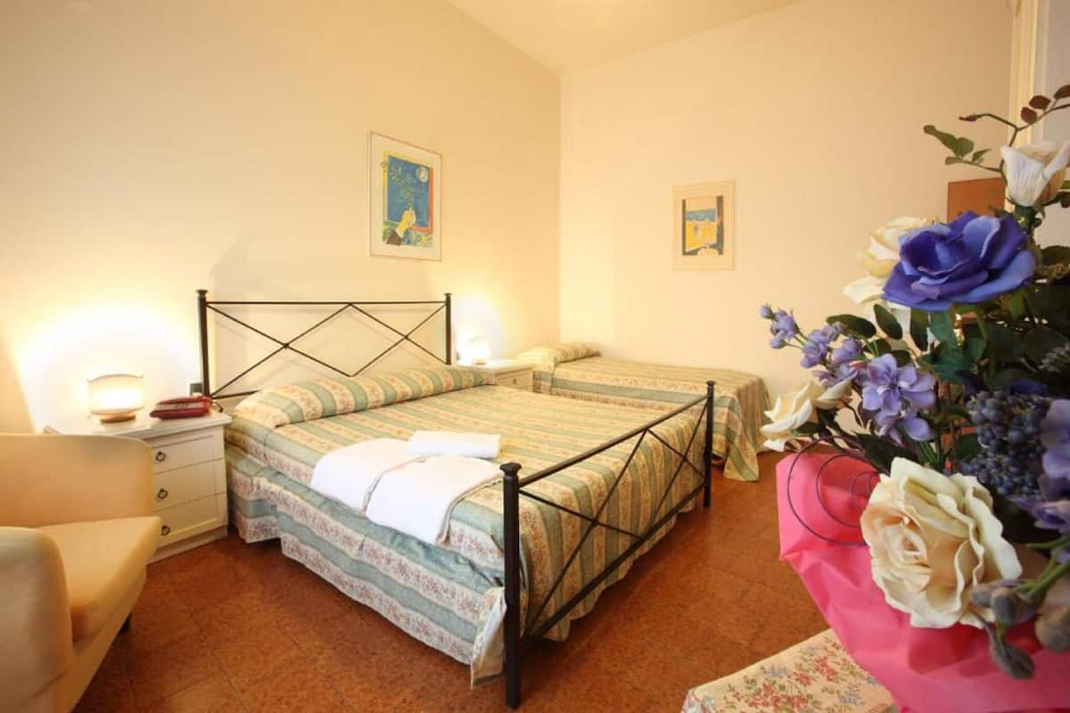 Kamar Quadruple | Meja kerja dan Wi-Fi gratis