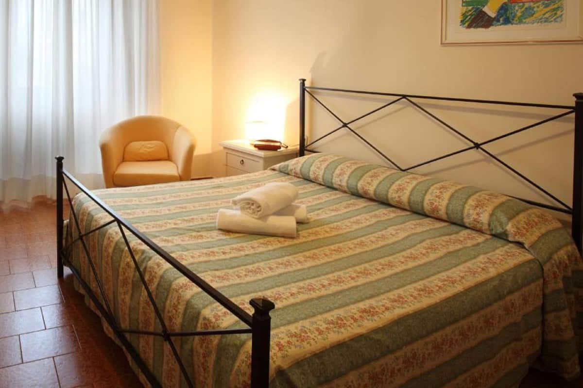 Meja kerja dan Wi-Fi gratis