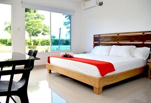Trang trí khác biệt, trang bị nội thất với thiết kế riêng biệt, bàn 