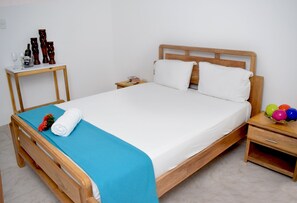Individually decorated, individually furnished, desk, laptop workspace - Hotel Shalom - Hostel (Palmar de Varela)
