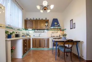 Kühlschrank, Ofen, Herdplatte, Wasserkocher mit Kaffee-/Teezubehör