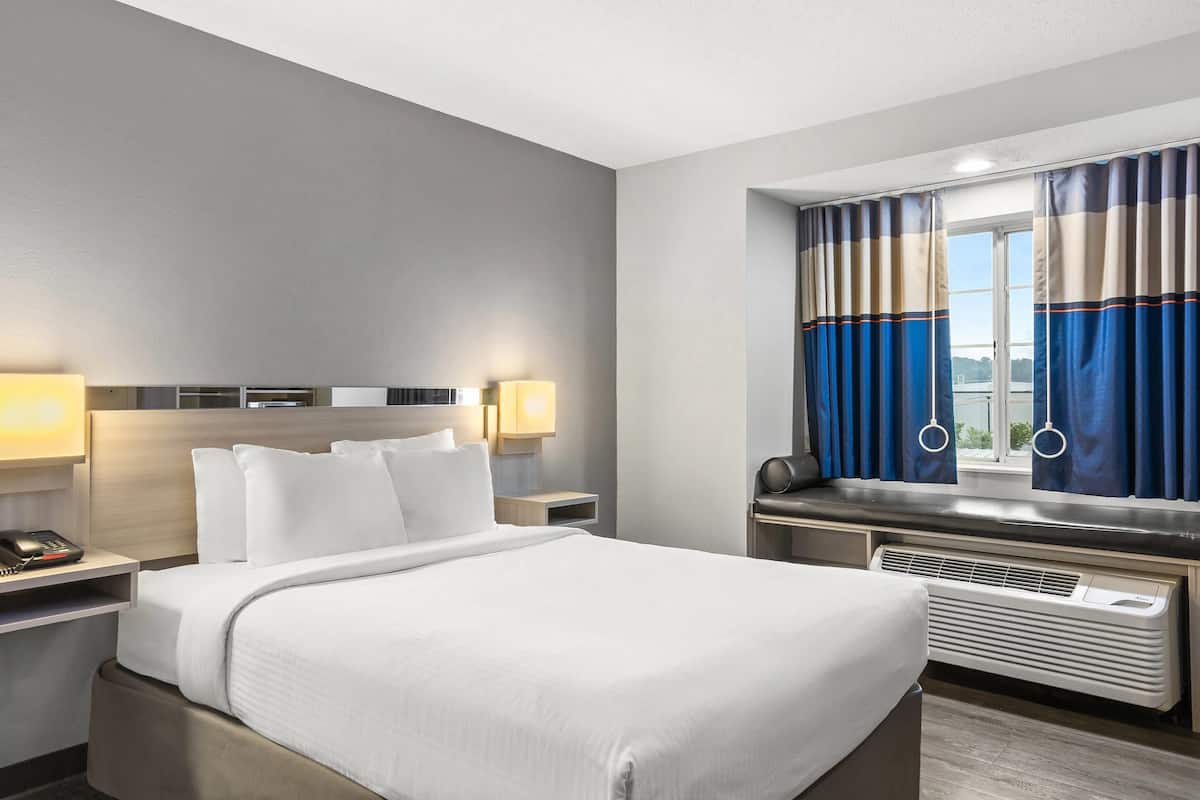 Rom, 1 queensize-seng, tilgjengelighetstilpasset, ikke-røyk | Blendingsgardiner, strykejern/-brett, wi-fi (inkludert) og sengetøy