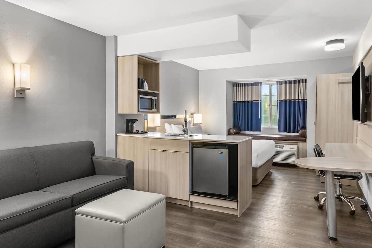 Suite, 1 queensize-seng med sovesofa, ikke-røyk | Blendingsgardiner, strykejern/-brett, wi-fi (inkludert) og sengetøy