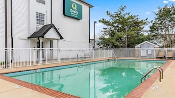 Sesongbasert utendørsbasseng