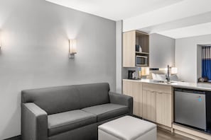 Suíte, 1 cama Queen e sofá-cama, para não fumantes | Cortinas blackout, ferros/tábuas de passar roupa, Wi-Fi de cortesia