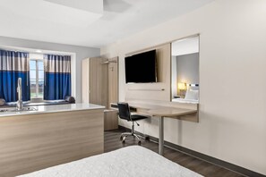 Suite, 2 dobbeltsenger, ikke-røyk | Blendingsgardiner, strykejern/-brett, wi-fi (inkludert) og sengetøy