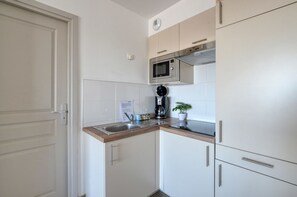 Réfrigérateur, micro-ondes, lave-vaisselle, cafetière/bouilloire