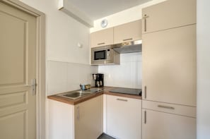 Fridge, microwave, dishwasher, coffee/tea maker