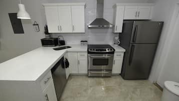 Een koelkast, een microgolfoven, een oven, een kookplaat