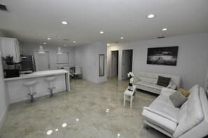 Smart TV - Stunning 2 BR apt Near Hard Rock, Casino & Beach (Hollywood)