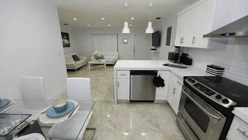 Een koelkast, een microgolfoven, een oven, een kookplaat