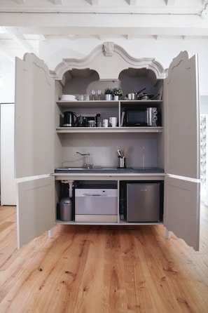 Appartement, 2 chambres | Cuisinette privée | Réfrigérateur, surface de cuisson, vaisselle et ustensiles