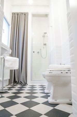 Apartment, 2 Schlafzimmer | Badezimmer | Dusche, Regendusche, Bidet, Handtücher