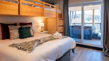 5 bedrooms, iron/ironing board, WiFi, bed sheets