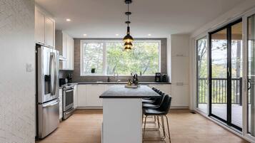 Coffee/tea maker, fridge, microwave, oven