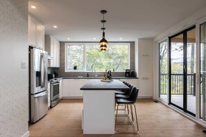 Frigorifero, microonde, forno, piano cottura