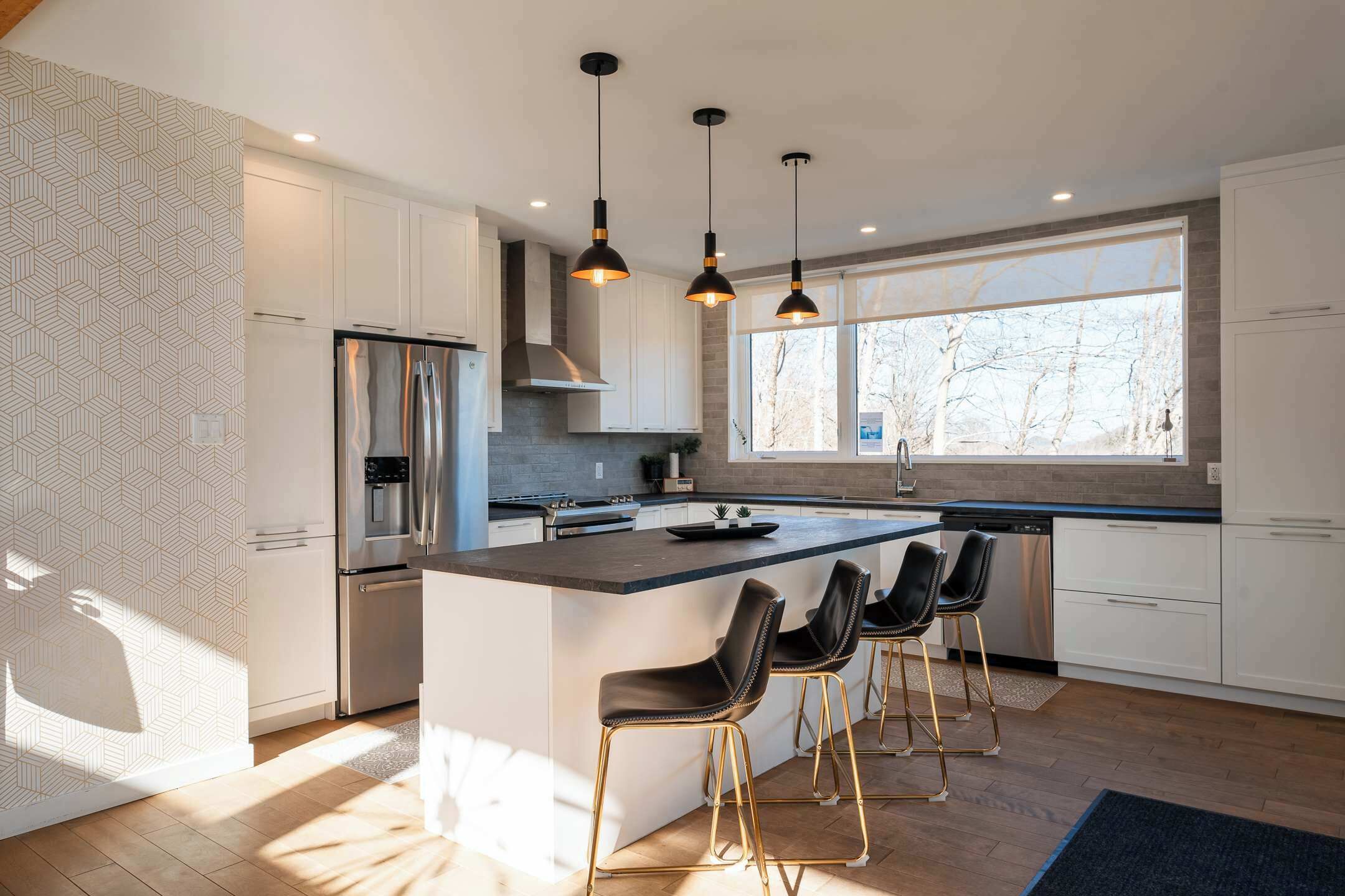 Réfrigérateur, four à micro-ondes, un four, surface de cuisson