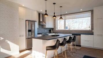 Réfrigérateur, four à micro-ondes, un four, surface de cuisson