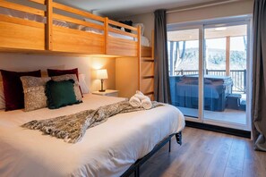 5 bedrooms, iron/ironing board, WiFi, bed sheets