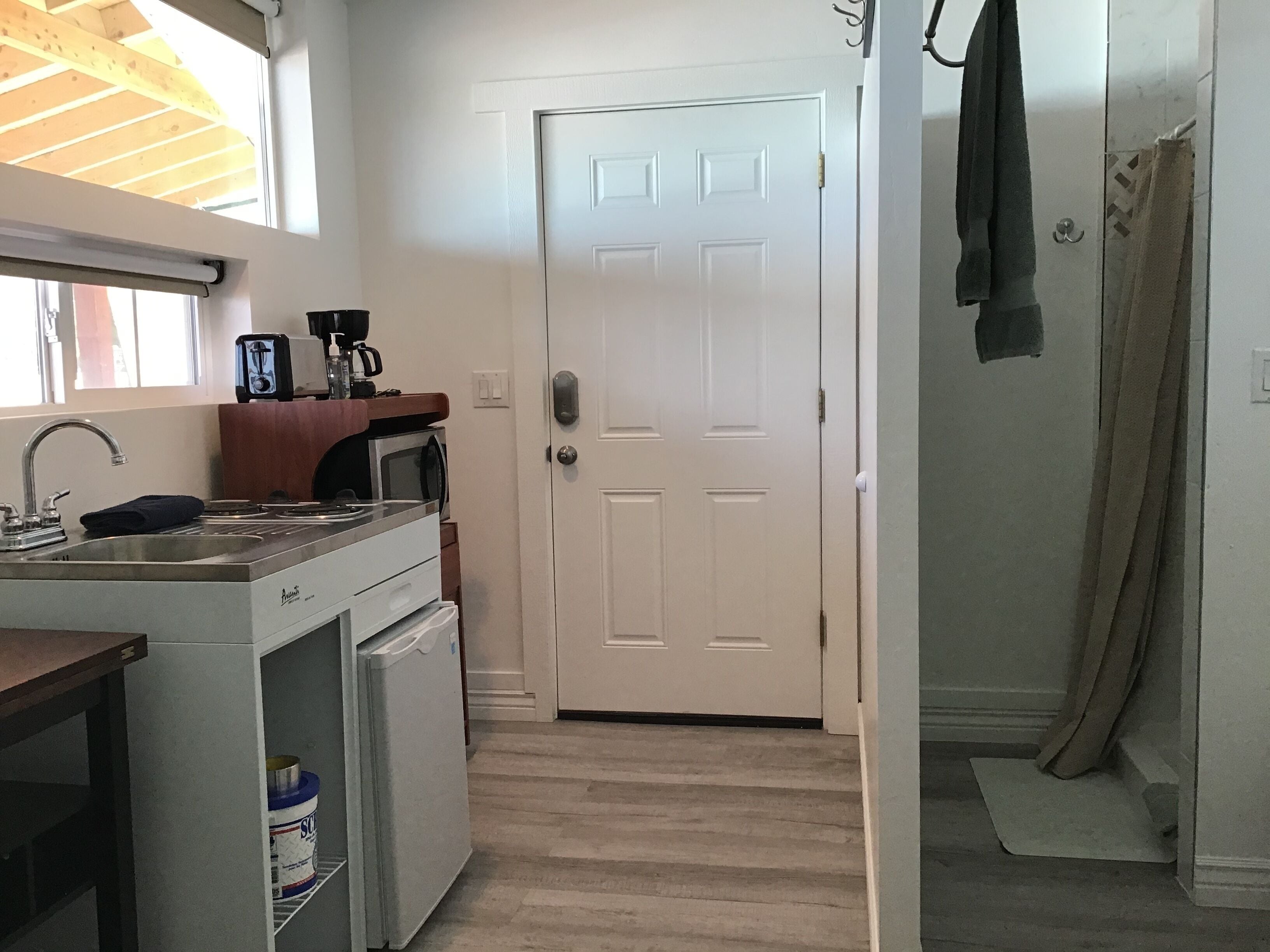 Fridge, microwave, stovetop, coffee/tea maker