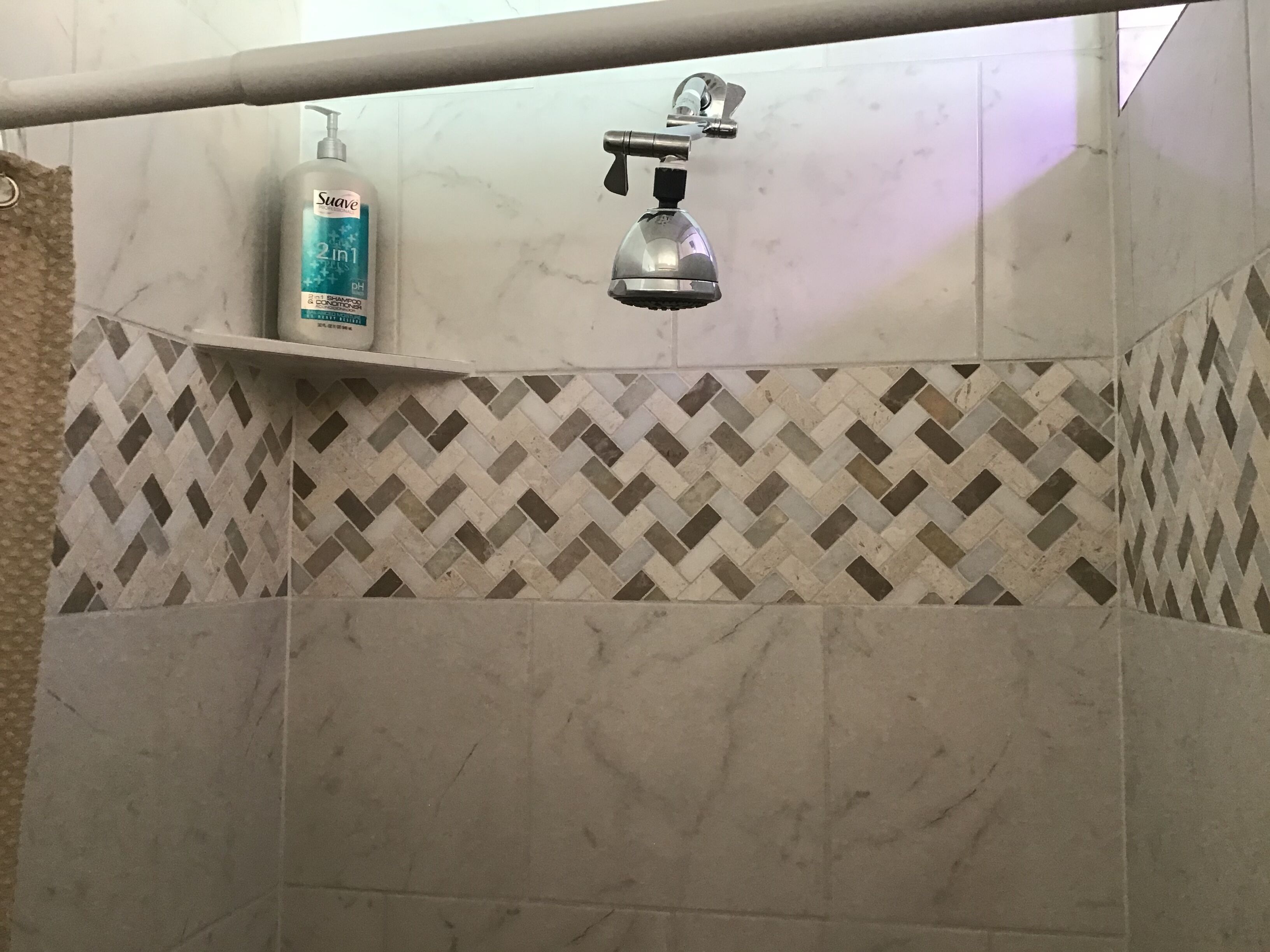 Douche, serviettes fournies, papier toilette