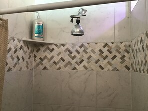 Ducha, toallas y papel higiénico