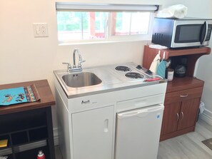 Fridge, microwave, stovetop, coffee/tea maker