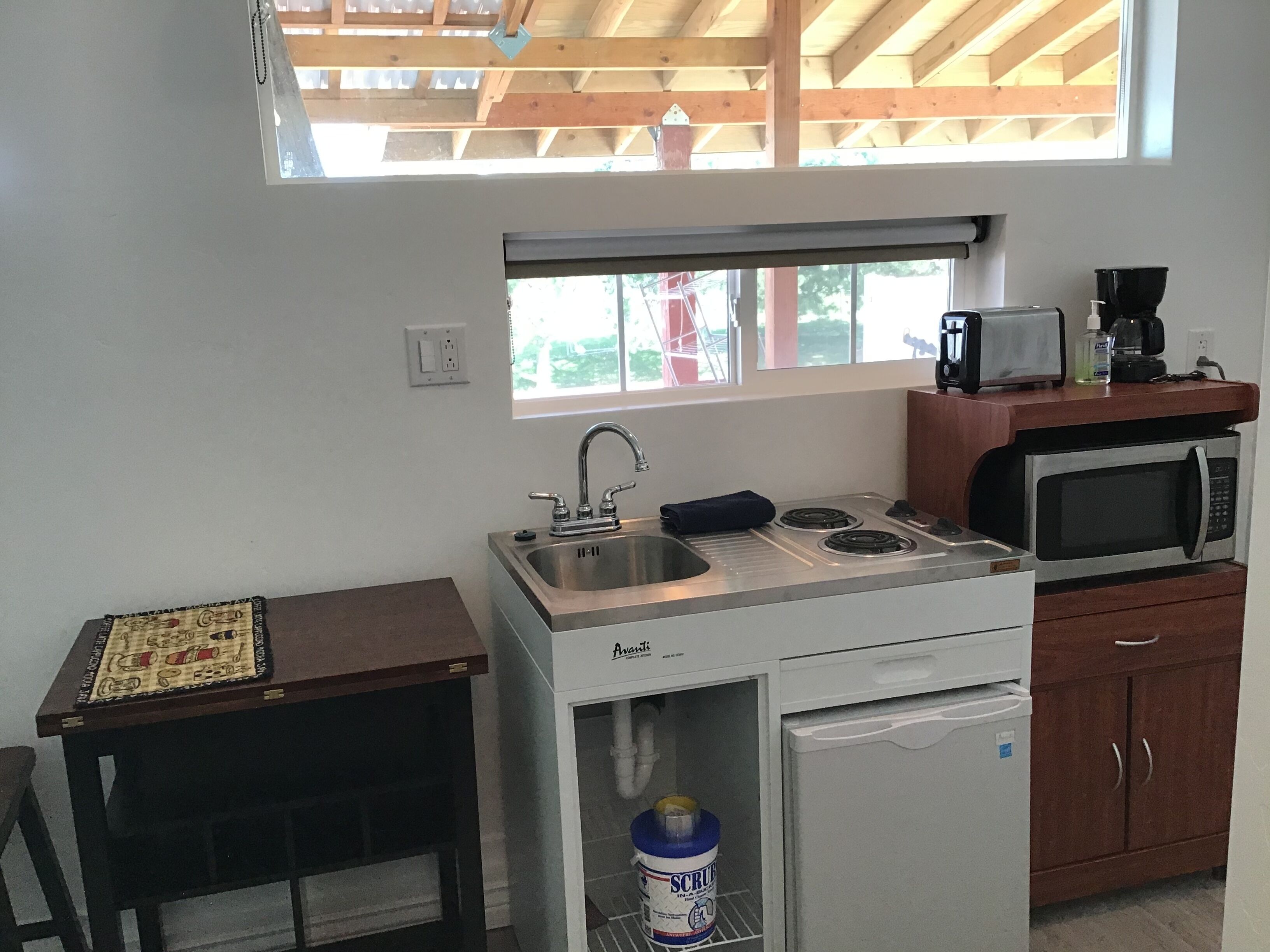 Fridge, microwave, stovetop, coffee/tea maker