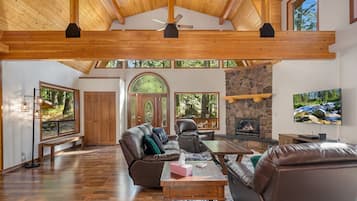 TV connectée, cheminée, jeux vidéo, baby-foot