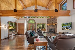Smart-TV, Kamin, Videospiele, Tischfußball