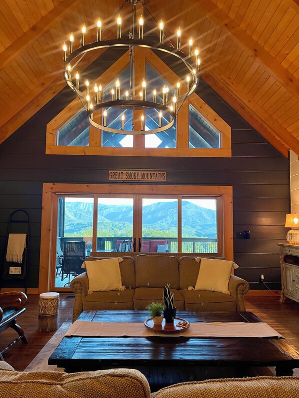 Smart TV, fireplace, video games, DVD player - STUNNING MOUNTAIN VIEWS!! Multiple HUGE Decks, Game Room, Fire Table, Hot Tub!! (Gatlinburg)